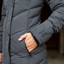 Hadley Down Trainer's Coat By SmartPak 11 Hadley Down Trainer's Coat By SmartPak -AU Equestrian Supplies Sales 2023 30467 almostblack onmodel 17